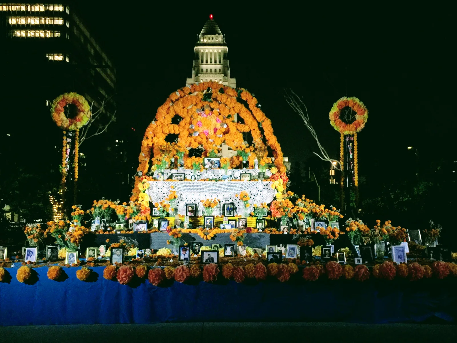 Altar de D&iacute;a de los Muertos en Grand Park con el Ayuntamiento de Los &Aacute;ngeles al fondo